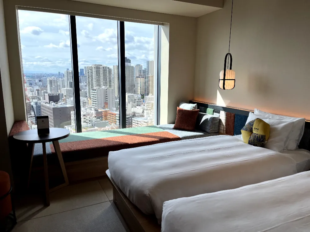 窗邊的長形 daybed 位，睇景一流
