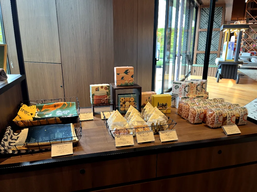 大堂展示的特色精品與手信
