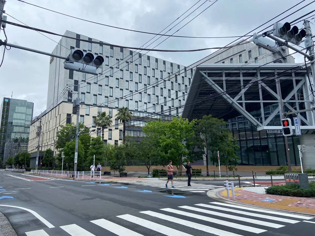 東京灣潮見王子大飯店現代化灰白色外牆建築外觀與街頭十字路口