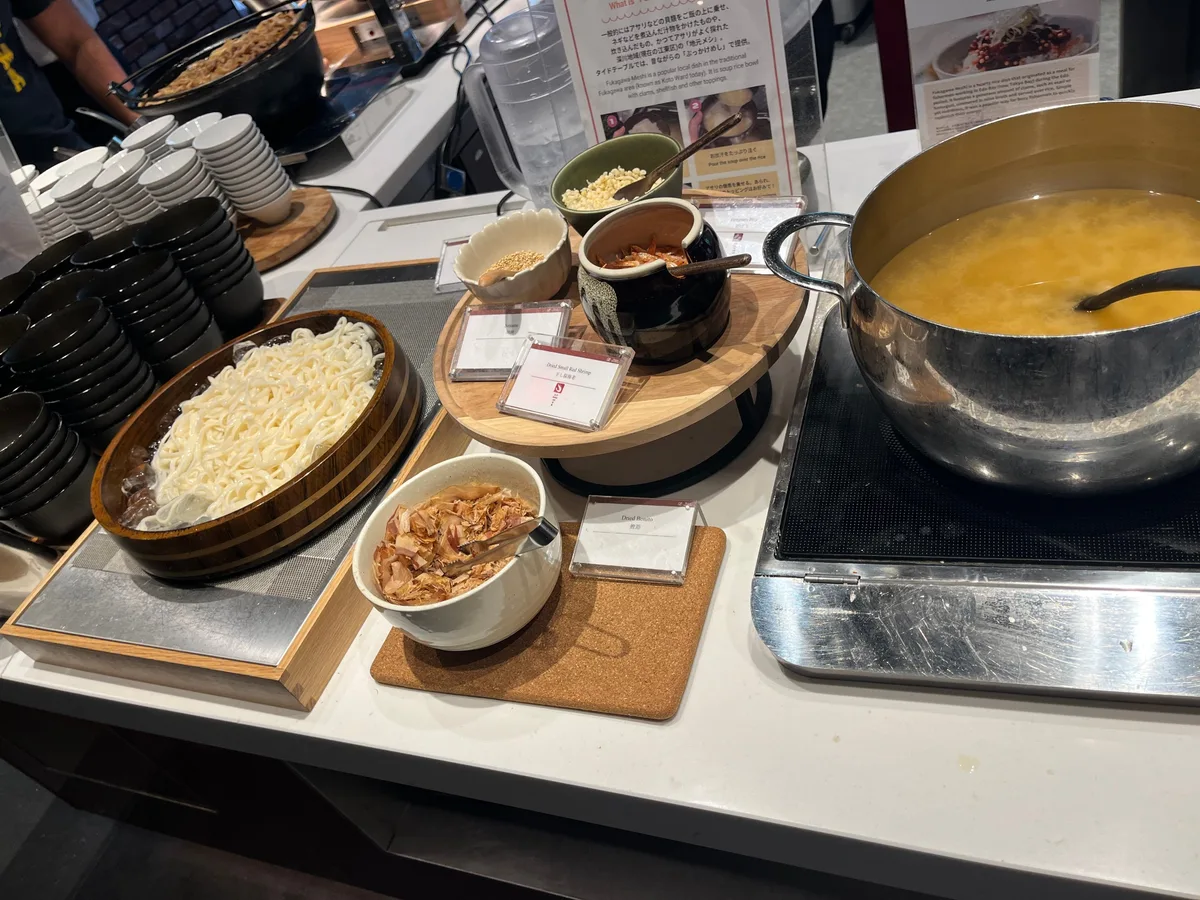 日式麵食早餐區配備烏龍麵木桶、柴魚片與湯鍋